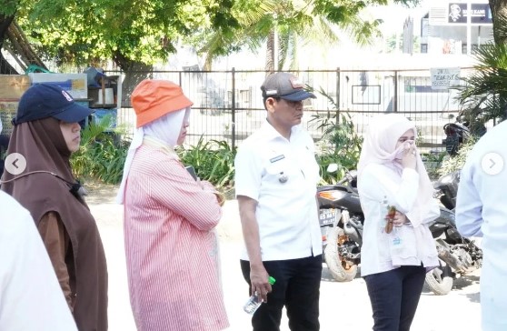 Camat Ujung Tanah Dampingi Ketua TP PKK Makassar Tinjau Aksi Bersih-bersih Jelang MNEK